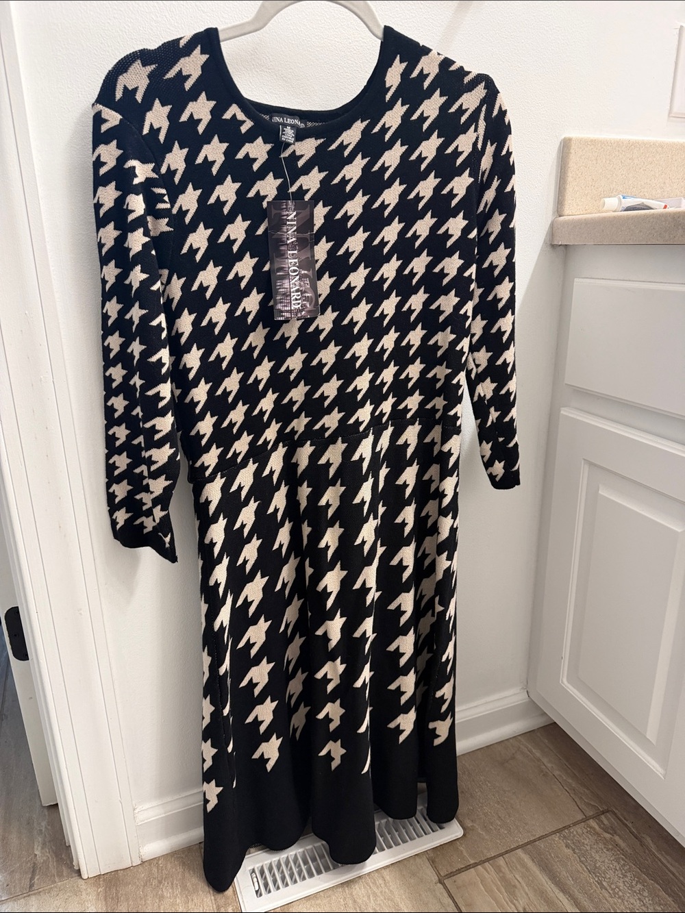 Nina Leonard Black & Cream Houndstooth Long Sleeve Knit Midi Dress